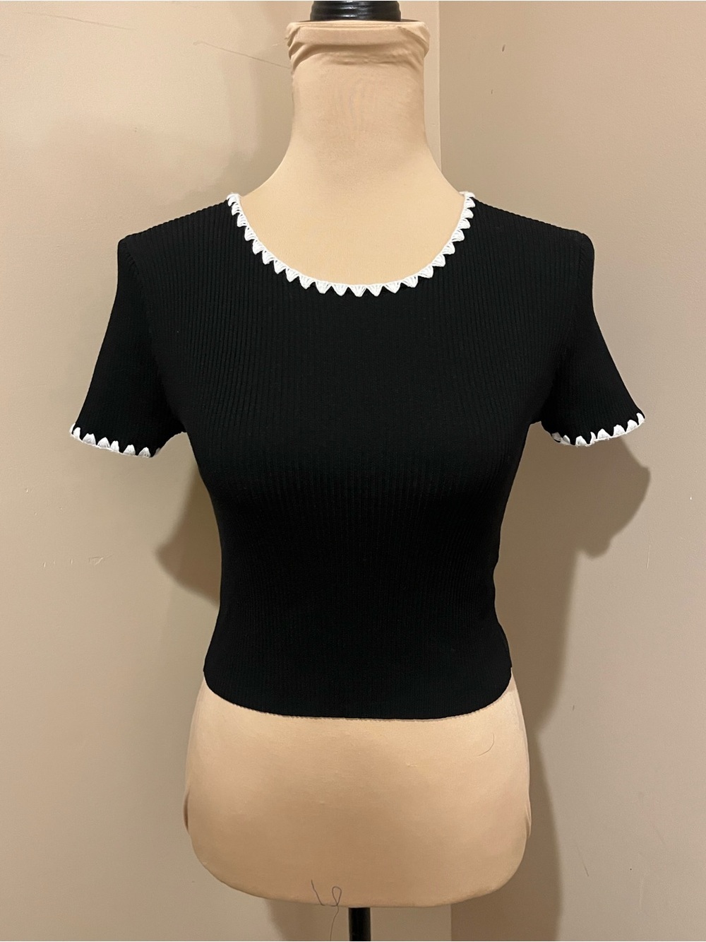 The Workshop Cropped Ribbed White Stitched neckline & sleeve hem, size M
